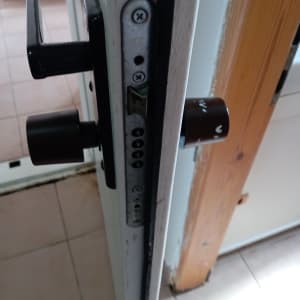 מנעול דלת עם ידית ובריחים