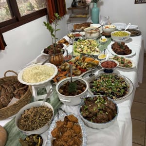 שולחן ערוך עם מגוון מנות אוכל, סלטים ותבשילים