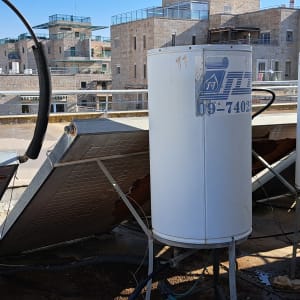 דודי שמש על גג עם קולטים מחוברים