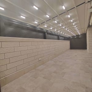 תקרה מוארת עם קירות אבן ורצפת אריחים