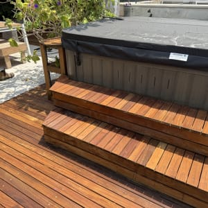 דק עץ עם מדרגות ליד ג