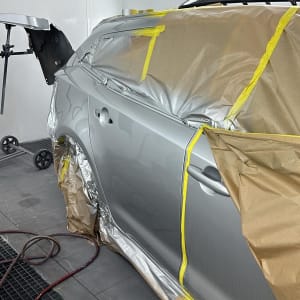 רכב מכוסה בנייר דבק לצביעת גוף הרכב