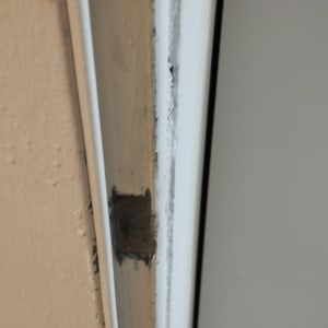 חלק ממסגרת דלת עם סימני שחיקה