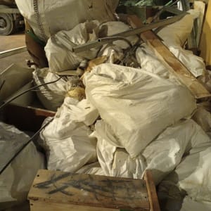 שקי פסולת וחומרים באתר בנייה