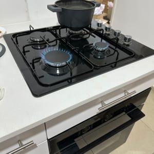 כיריים גז עם סיר שחור על אש דולקת