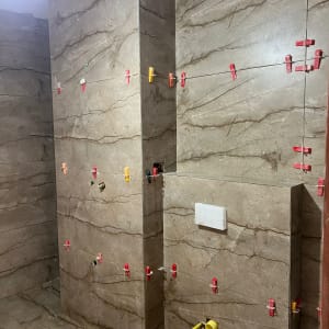 קירות עם אריחים מותקנים, קליפסים ומרווחים לריצוף