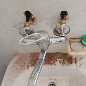 ברז כיור מפורק עם צינורות חשופים