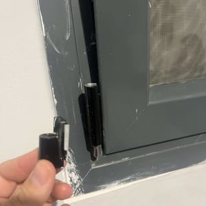 תמונה של ציר חלון שבור ותיקון