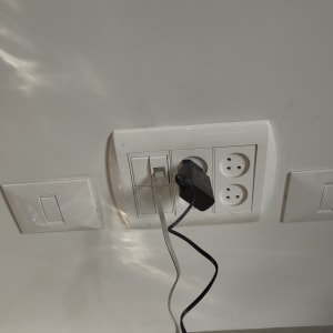 שקע חשמל עם כבלים מחוברים