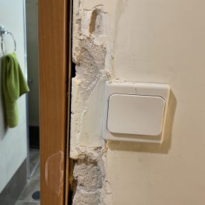 משקוף דלת עץ עם קיר מתקלף לידו