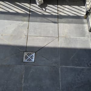 ריצוף מרפסת עם ניקוז מתכת