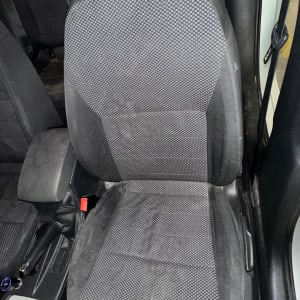 מושב רכב עם ריפוד בד כהה ונקי