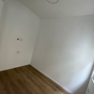 קיר גבס לבן עם שקע חשמל