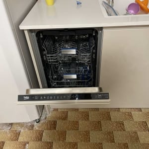 מדיח כלים פתוח ליד כיור במטבח