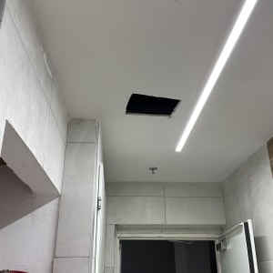 חור בתקרה ליד תאורה פלורסנטית