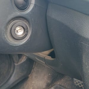 מנעול הצתה ברכב עם מפתח בפנים