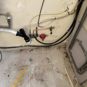 צנרת וכלים טכניים על קיר, עבודה בתחום הגז