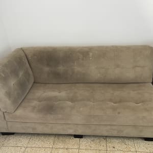 ספה חומה על רצפת אריחים