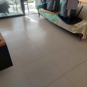 רצפה נקייה עם ספה מכוסה בשמיכות