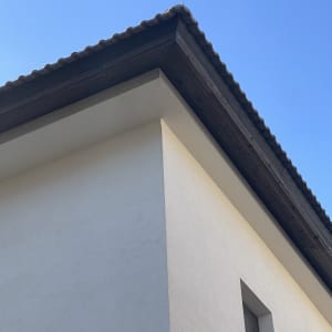 גג בית עם קורות עץ ושמיים כחולים