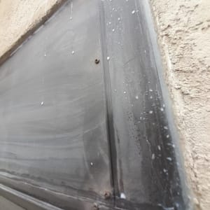 קיר אטום עם חומר איטום נוזלי על מסגרת מתכת