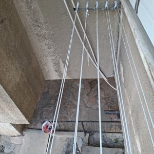 חבלי כביסה מותקנים על קיר חיצוני