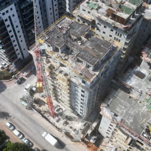 אתר בנייה עם מנופים ובניינים בבנייה