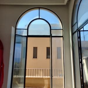 חלון קשת גדול פתוח עם כבלים על הרצפה