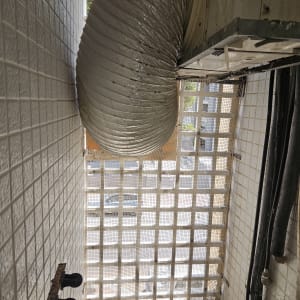 רשת מתכת מותקנת למניעת כניסת יונים