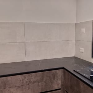 שיש כהה עם כיריים, ארונות מטבח חדשים