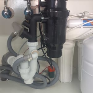 צנרת מתחת לכיור עם מסנן מים ומחברים