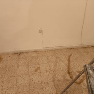 סולם, רצפה מלוכלכת, קיר עם שקע חשמל