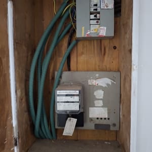 לוח חשמל עם חוטים ירוקים ומונה חשמל