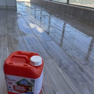 מיכל אדום על רצפה רטובה עם אריחים