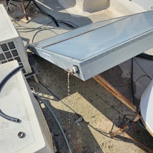 דוד שמש עם צינור דולף על גג