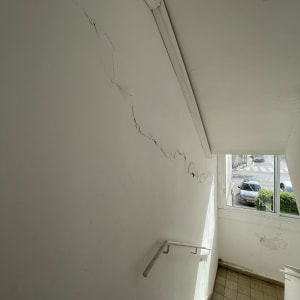 קיר עם סדקים במדרגות, זקוק לאיטום