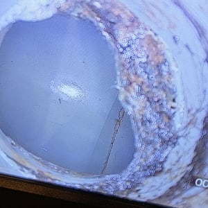 צילום פנים צינור עם סימני נזילה