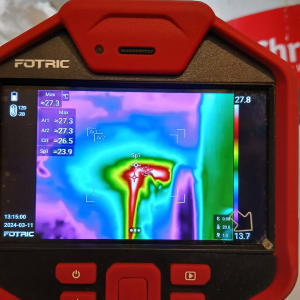 תצוגת מצלמה תרמית עם אזור חם במרכז