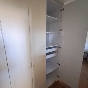 ארון פתוח עם מדפים ודלתות צירים