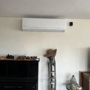 מזגן לבן מותקן על קיר לבן בחדר