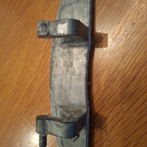 חלק מתכת על שולחן עץ