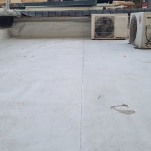 גג אטום עם יריעות איטום לבנות ומזגנים