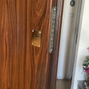 מנעול דלת עץ עם ידית ומנגנון נעילה