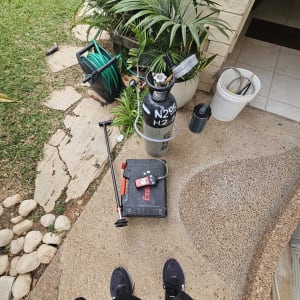 כלים וציוד לגילוי נזילות מים בגינה