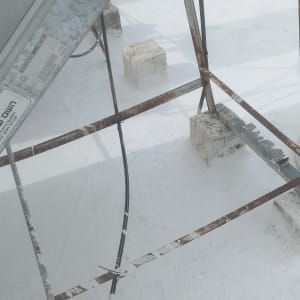 גג עם צינורות ומבנה מתכת, כנראה איטום