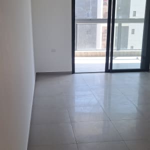 קיר לבן חלק עם שקע חשמל