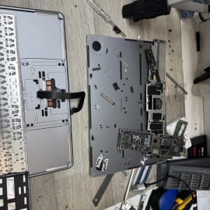 חלקי מחשב נייד מפורקים על שולחן עבודה