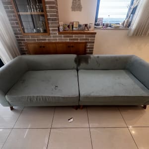 ספה עם כתמים לפני ניקוי