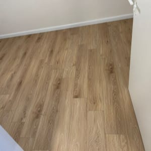 רצפת פרקט עץ בהירה בחדר פנימי