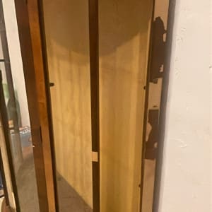 ארון תצוגה מעץ עם דלתות זכוכית